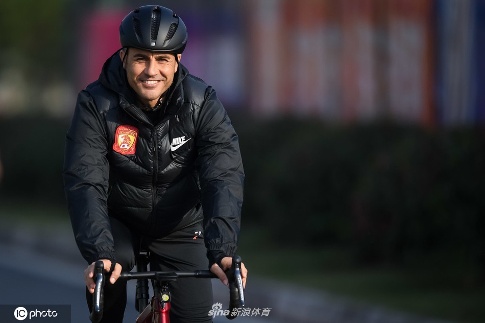 "老司机"上线 卡纳瓦罗赛区内骑行锻炼