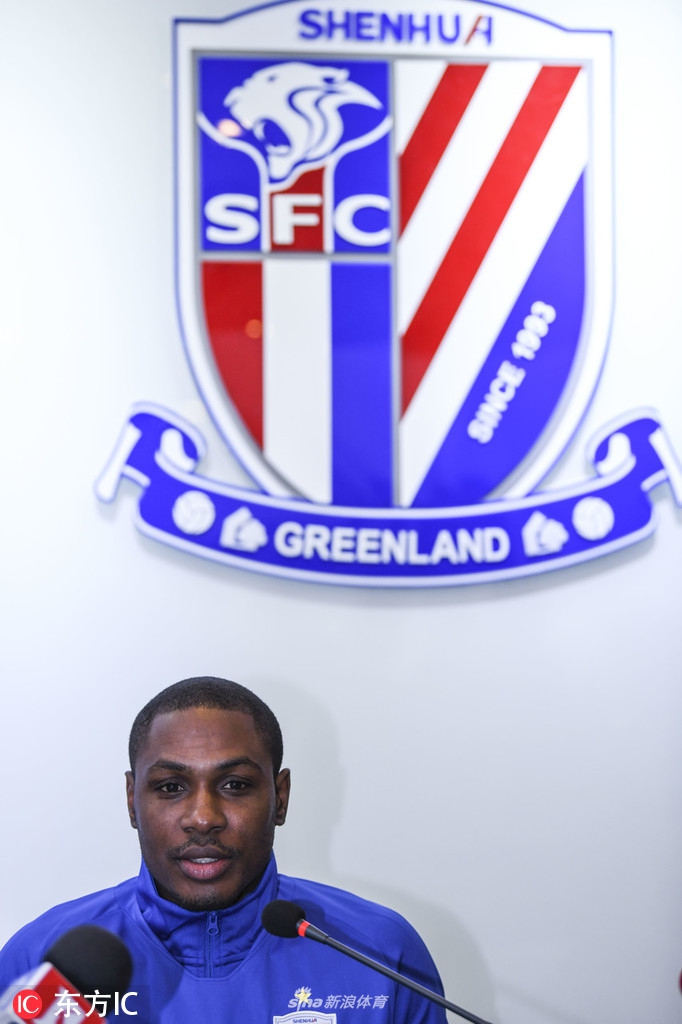 伊哈洛参加见面发布会笑容可掬