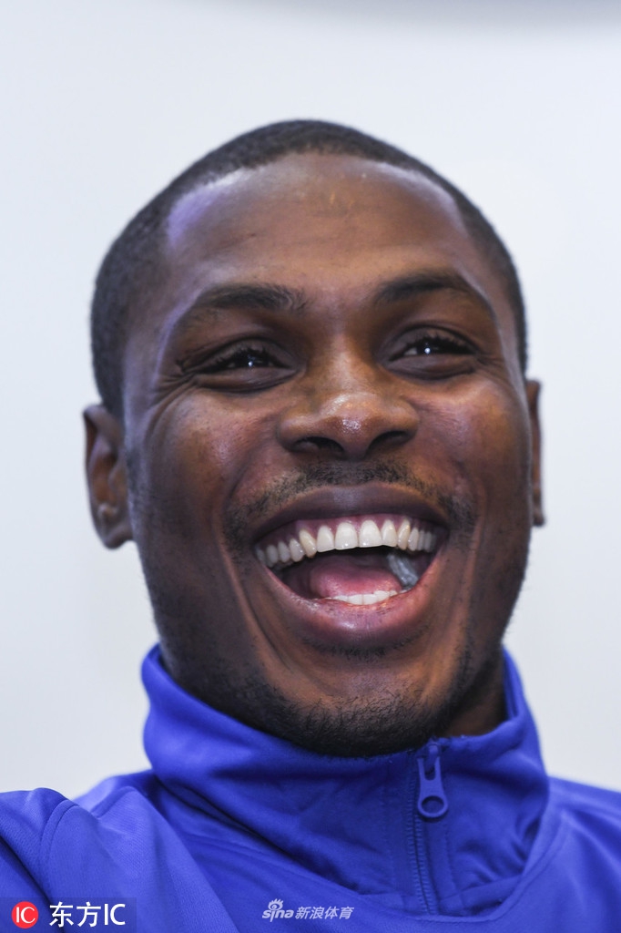 伊哈洛参加见面发布会笑容可掬