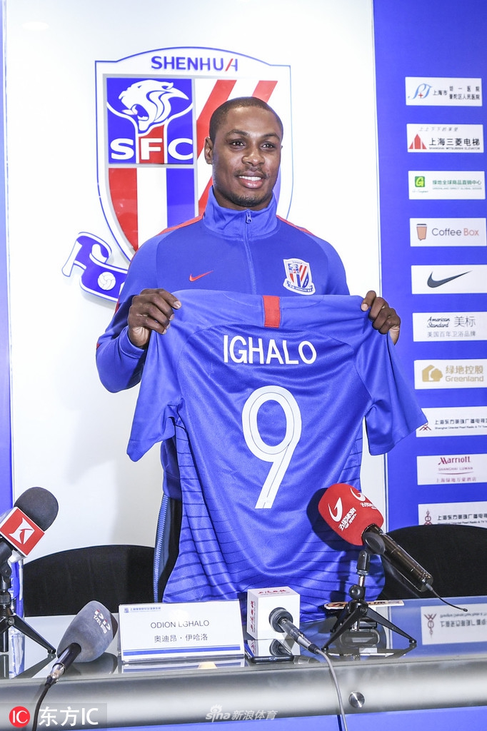 伊哈洛参加见面发布会笑容可掬