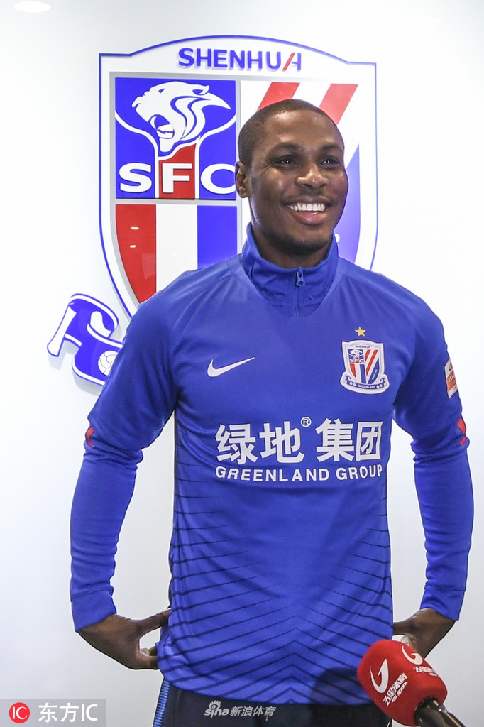 伊哈洛参加见面发布会笑容可掬