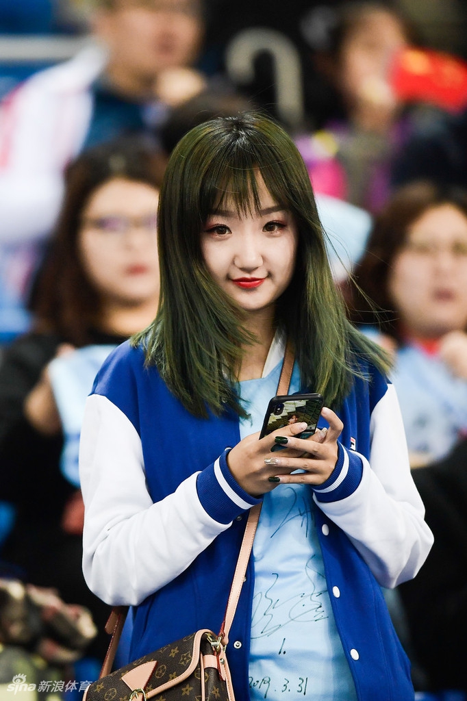 嘟嘟嘴和绿头发 天津美女助威天海