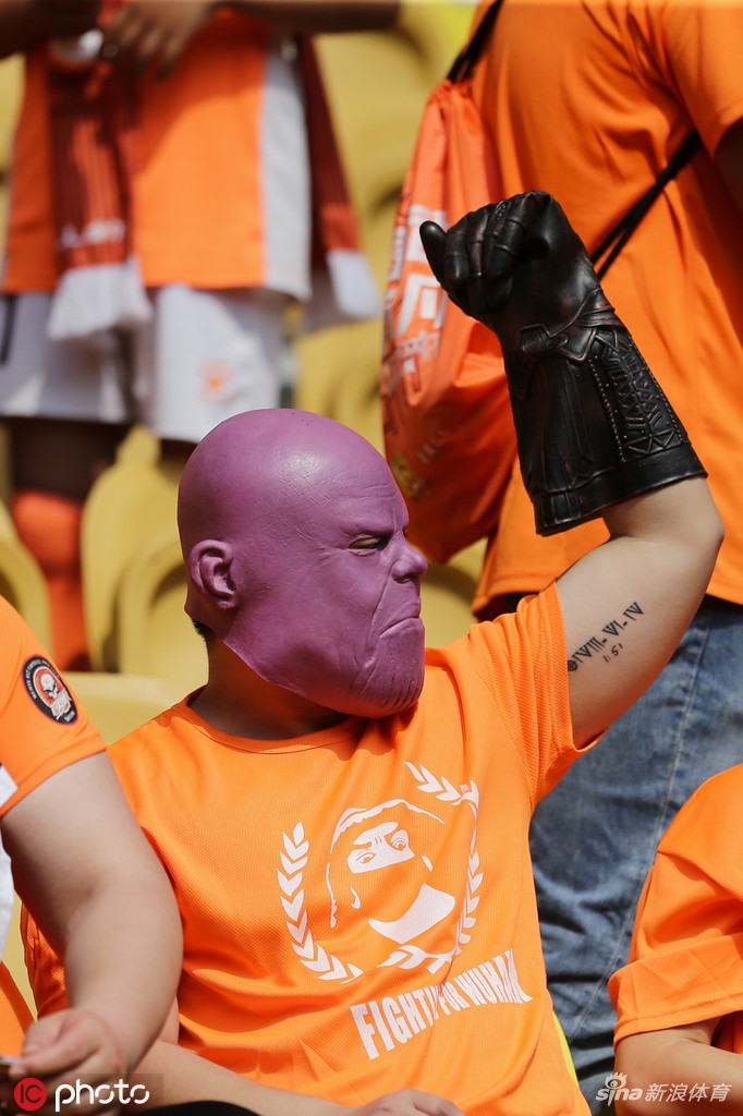 打个响指？中超赛场惊现灭霸