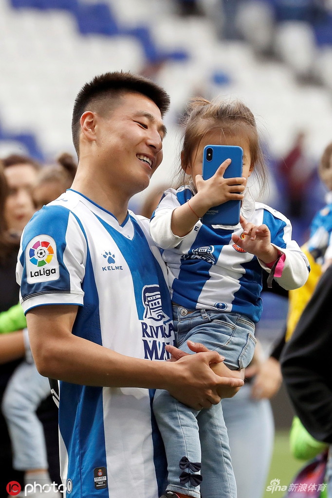 西班牙人英雄！武磊被球迷高高举起
