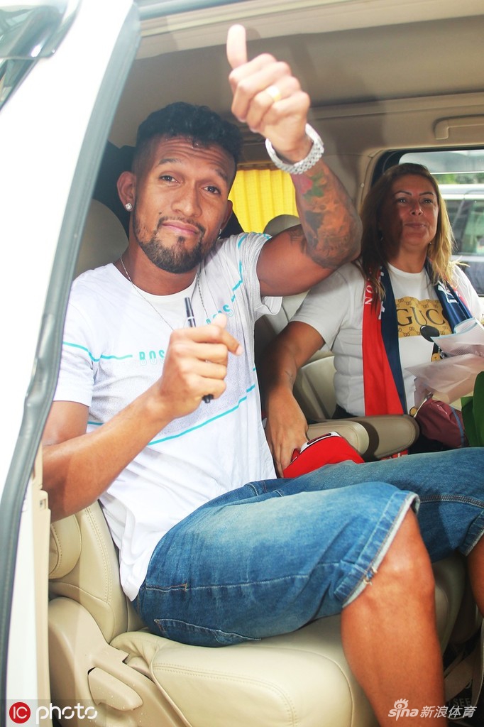 迭戈索萨抵达深圳球迷热情迎接