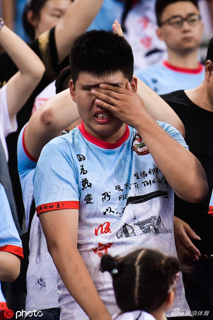 天海球迷难接受平局痛哭流涕