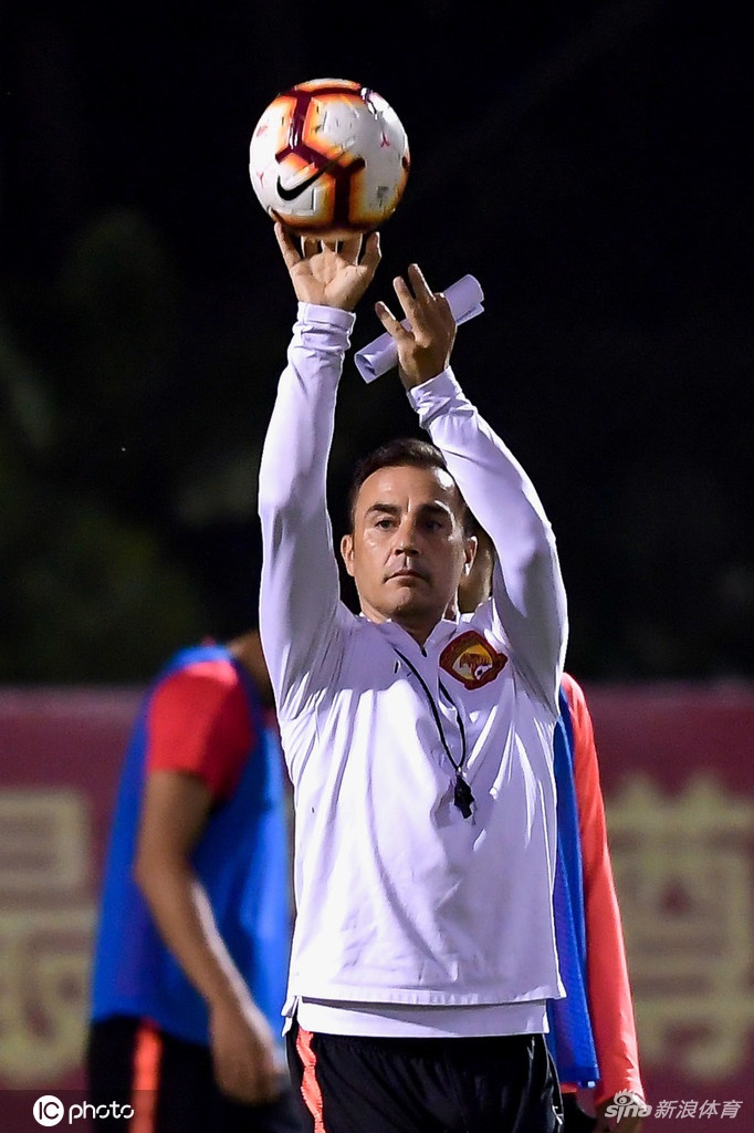 恒大备战上港全员变篮球队 卡帅变库里？