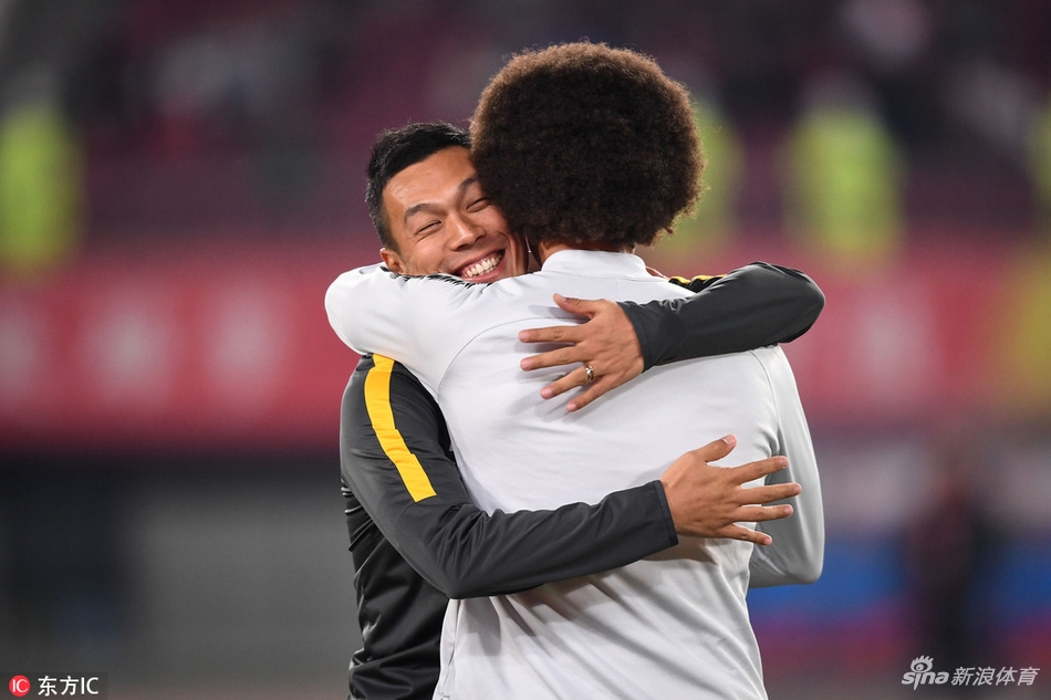 李白与维特塞尔拥抱