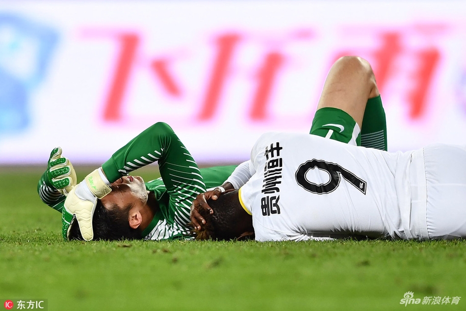 张鹭与斯蒂夫相撞倒地