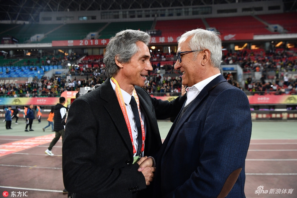 索萨与曼萨诺握手