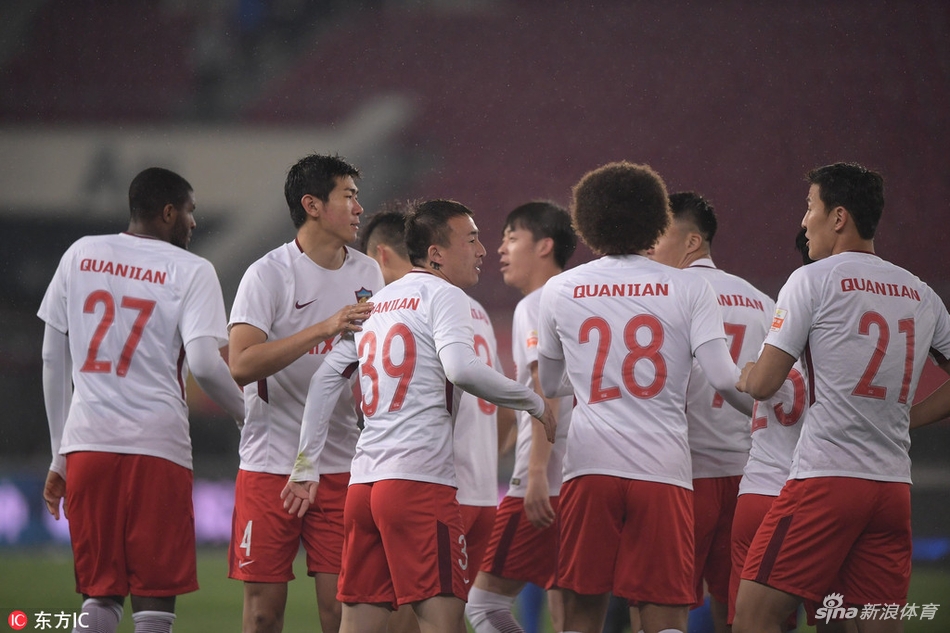 队友祝贺王永珀