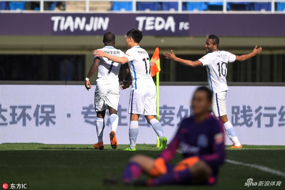 泰达庆祝进球