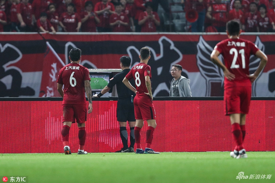 裁判根据VAR吹掉进球