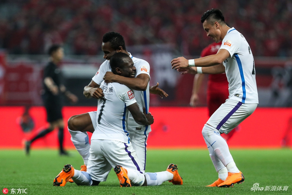 米克尔拥抱阿奇姆彭