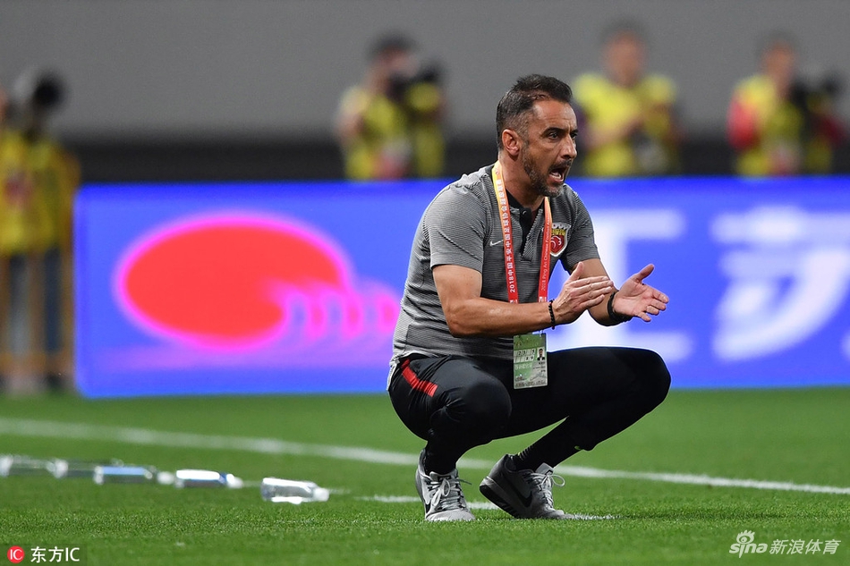 佩雷拉蹲着指挥