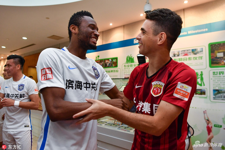 奥斯卡和米克尔寒暄