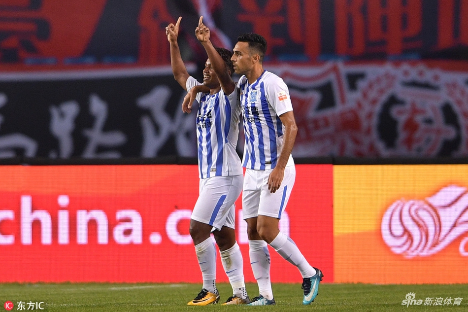 雷纳尔迪尼奥首开纪录