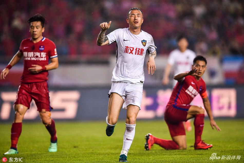 王永珀雨中无可奈何