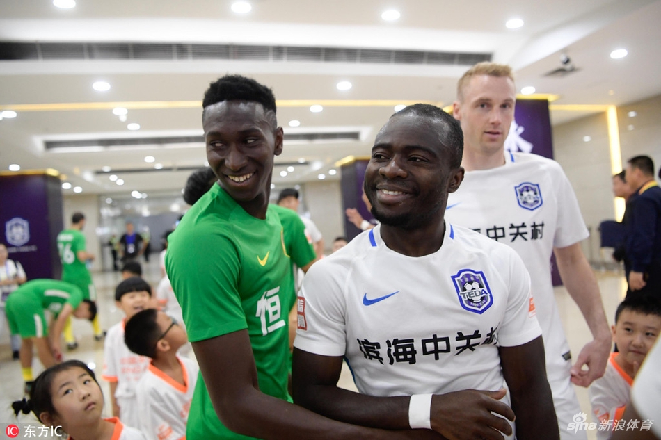 非洲老乡赛前寒暄