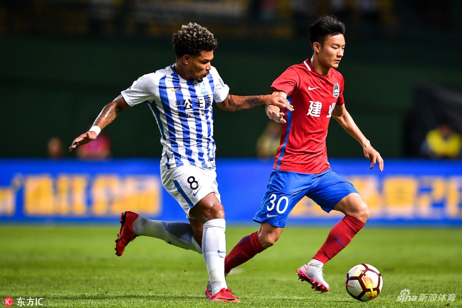 乌索钟晋宝争抢球权