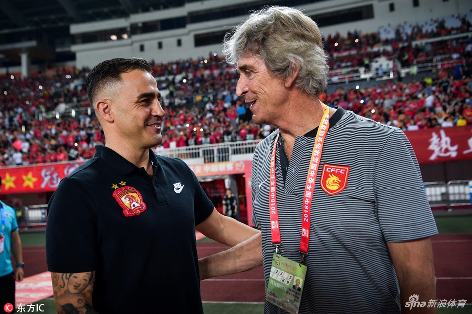 佩莱格里尼在与恒大赛前同卡纳瓦罗寒暄