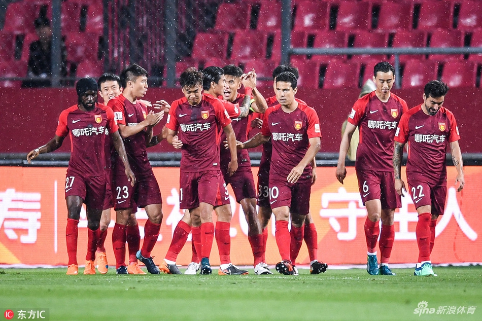 大雨之中队员们格外团结