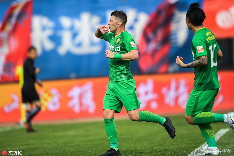 索里亚诺庆祝赛季第5球