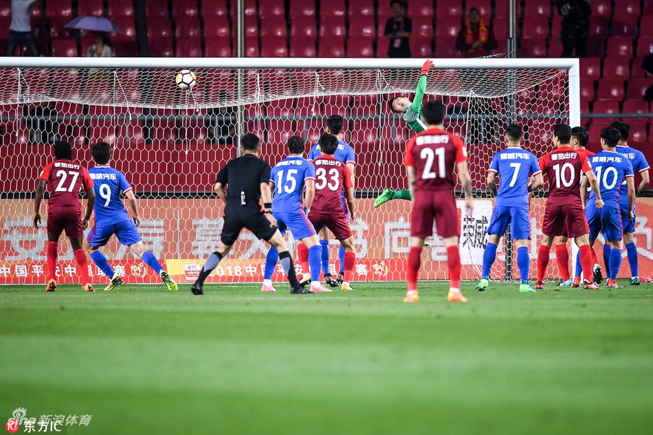隋维杰面对陈志钊的头球无能为力