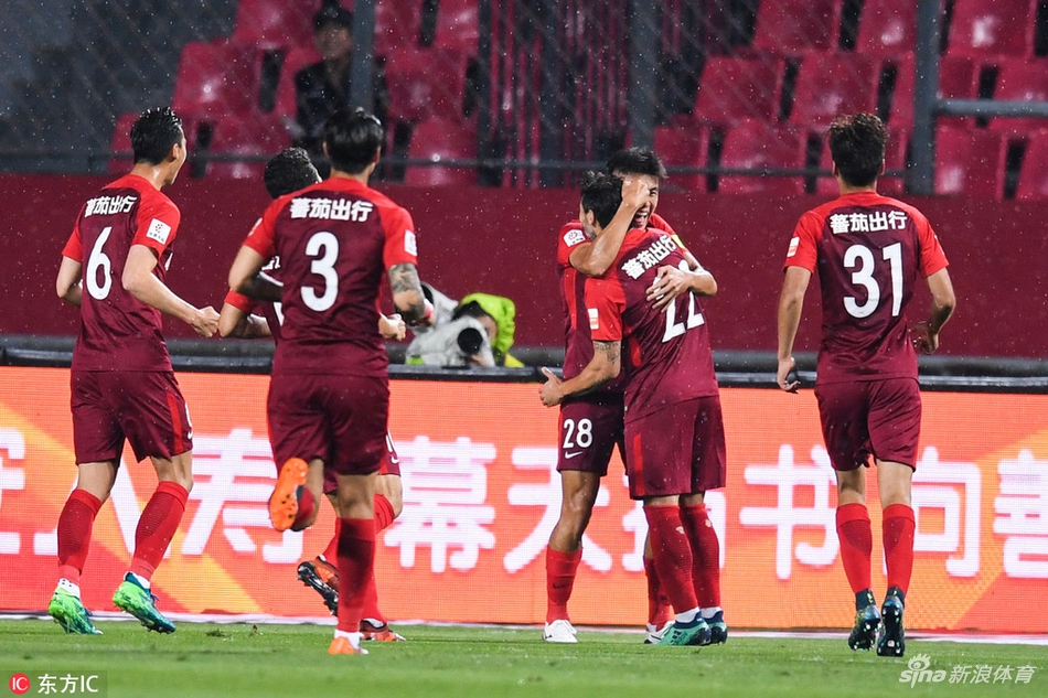 为华夏首开纪录的张呈栋与队友相拥