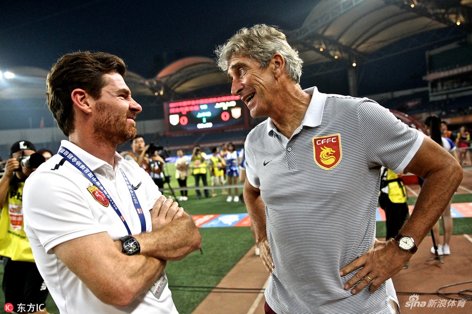 佩莱格里尼与博阿斯寒暄