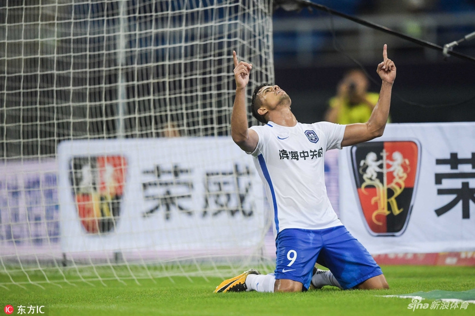 乔纳森庆祝进球