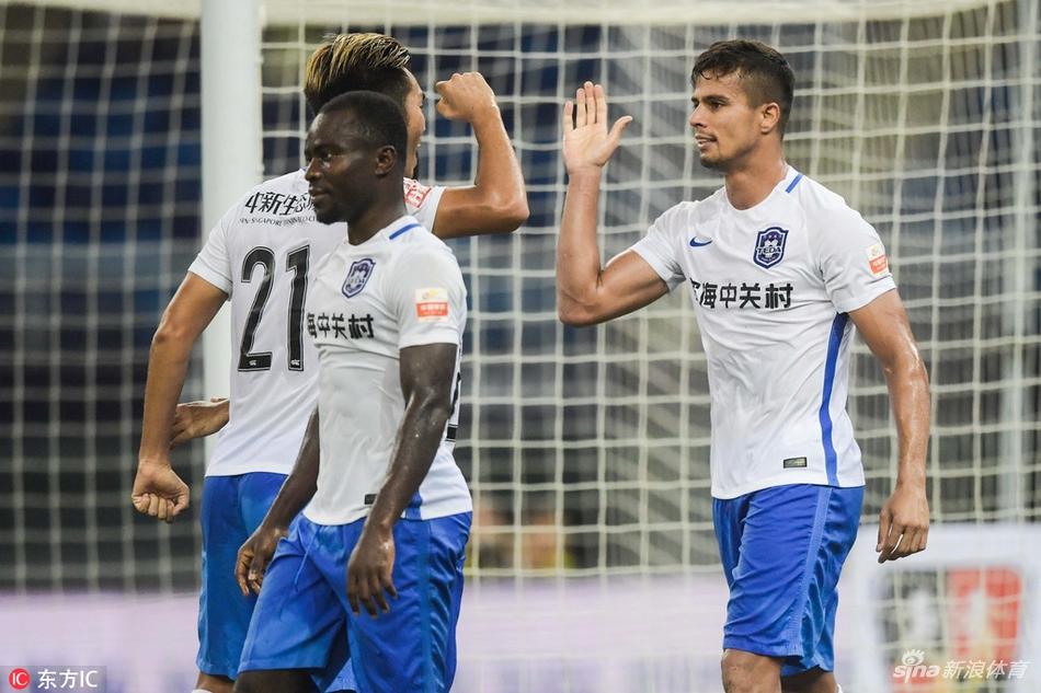 队友祝贺乔纳森