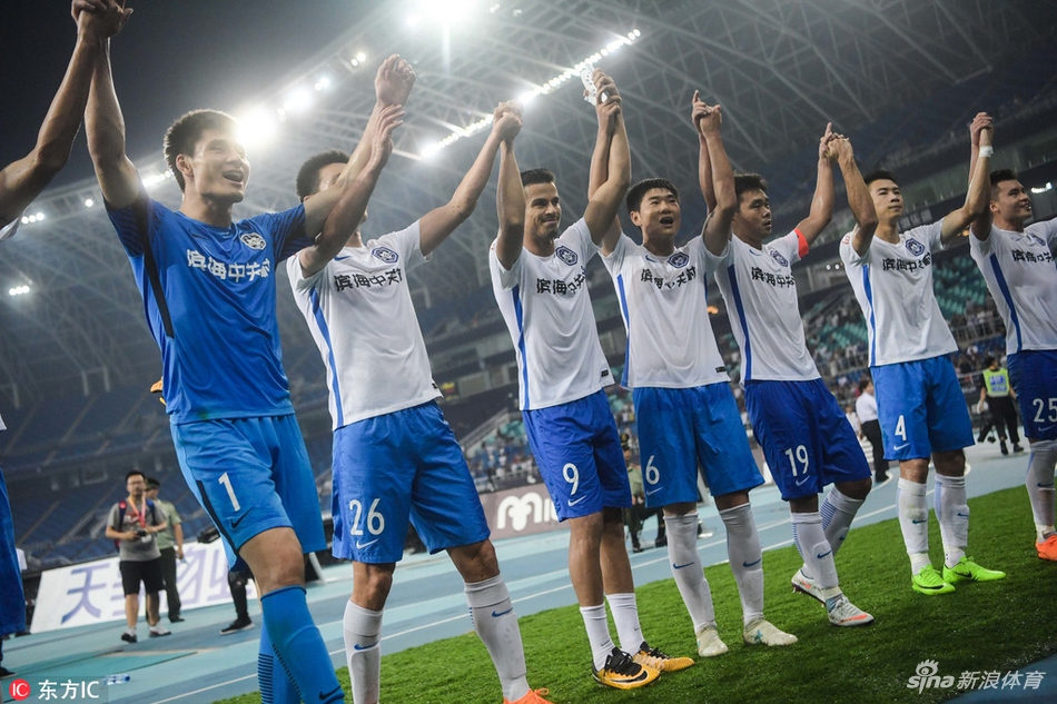 泰达将士感谢球迷