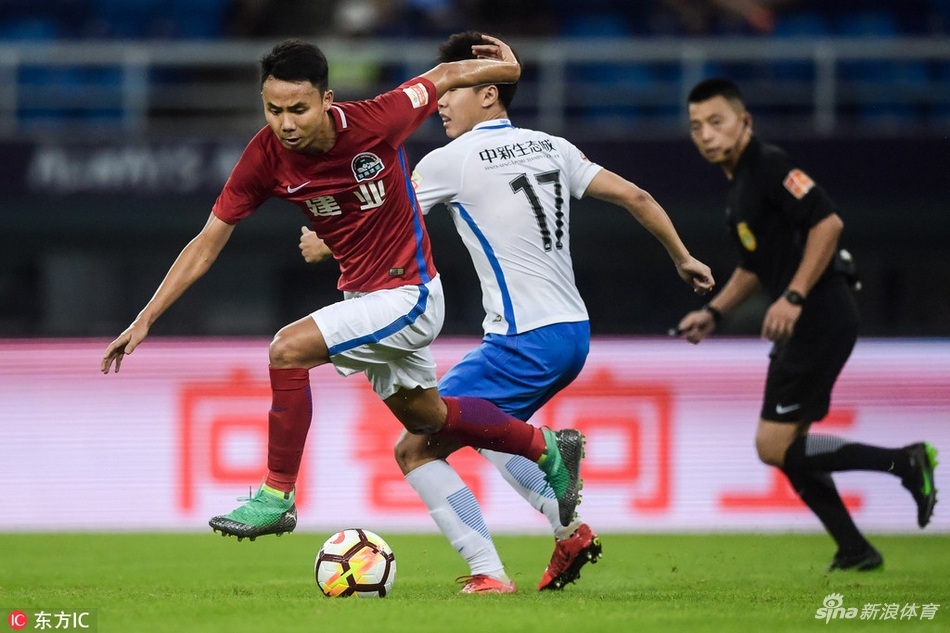 冯卓毅带球突破