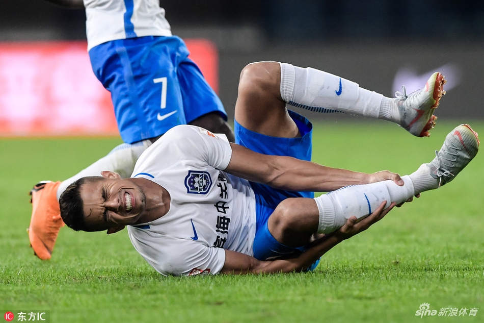 乔纳森痛苦倒地