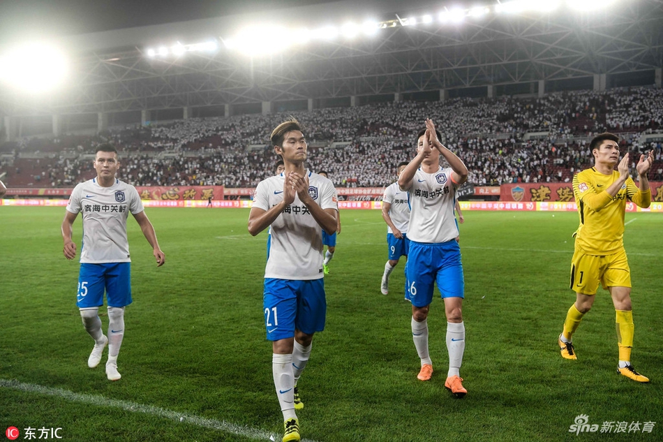 泰达众将感谢球迷