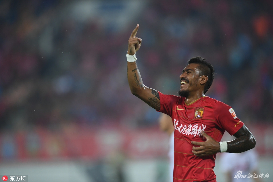 保利尼奥庆祝进球