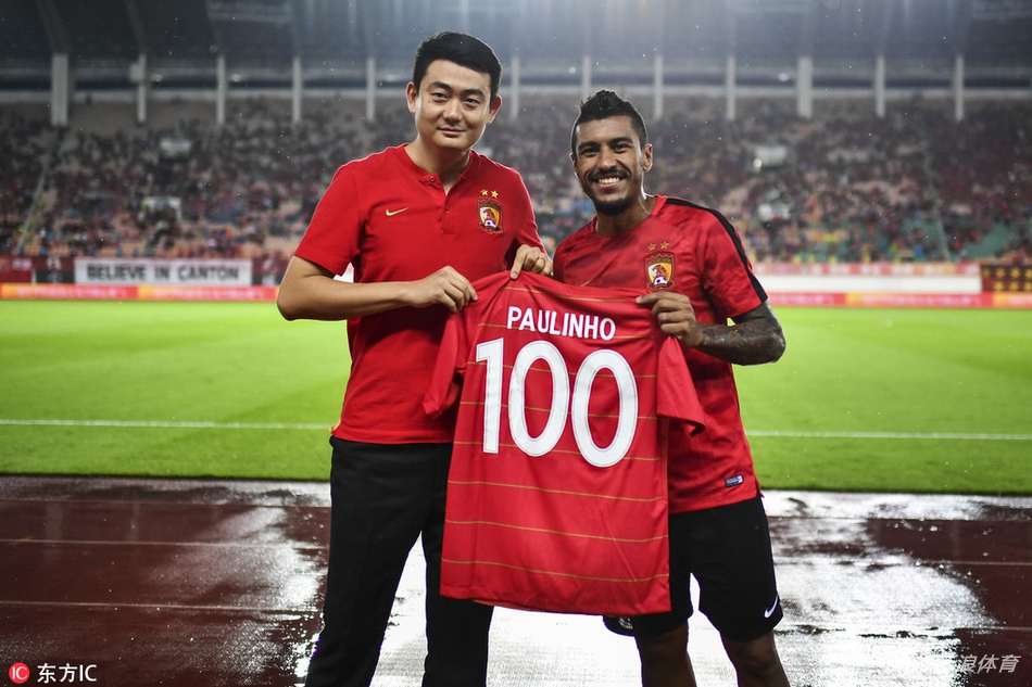 保利尼奥手持纪念球衣