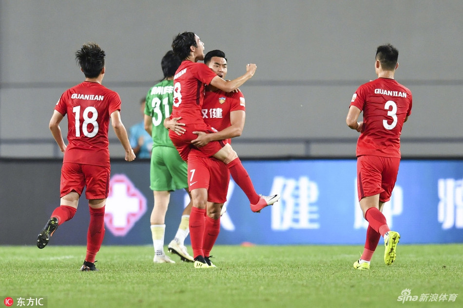 赵旭日拥抱张修维