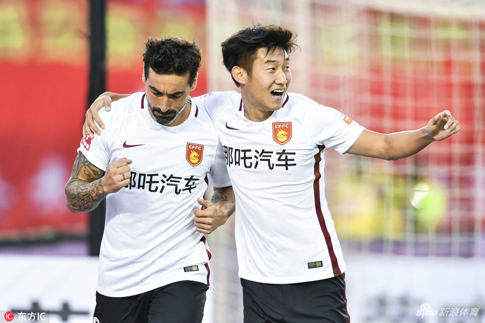 拉维奇首开纪录