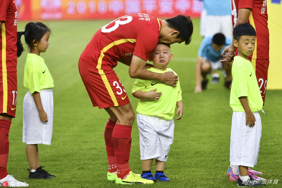 张笑飞安慰哭泣球童