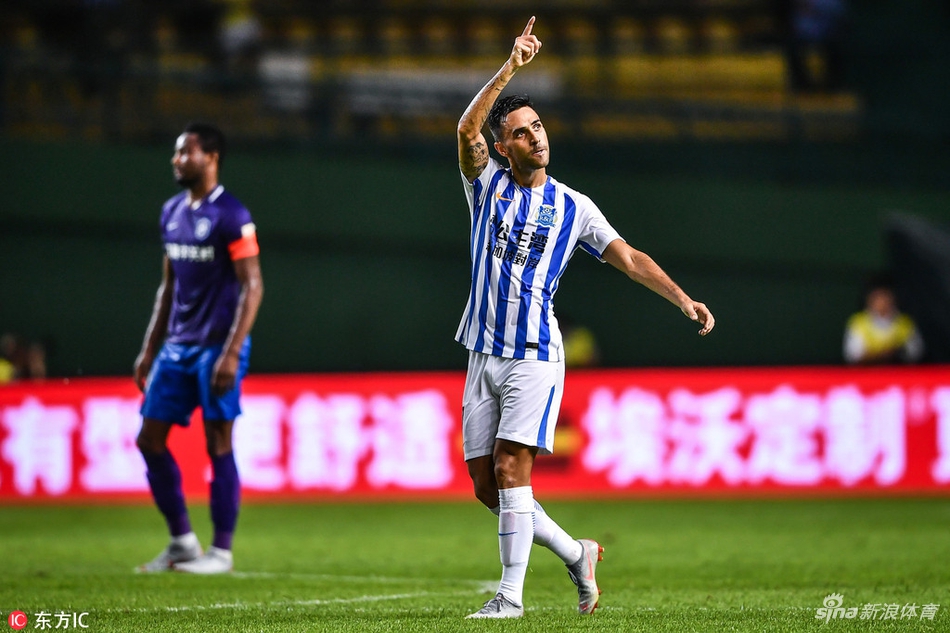 扎哈维庆祝进球