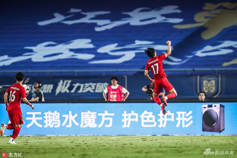 苏缘杰庆祝进球