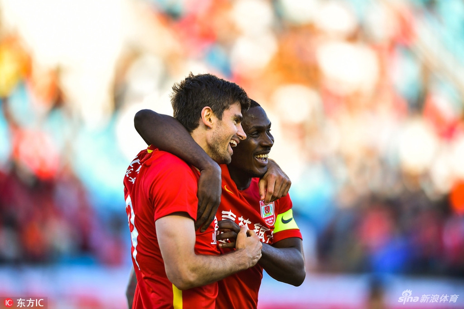 伊哈洛拥抱佩西诺维奇