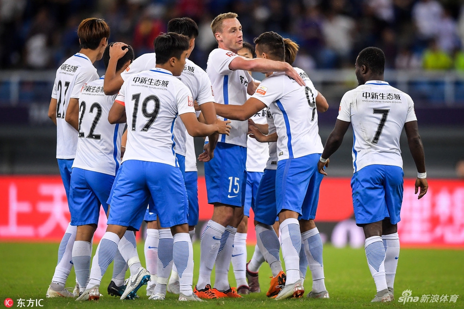 泰达庆祝进球