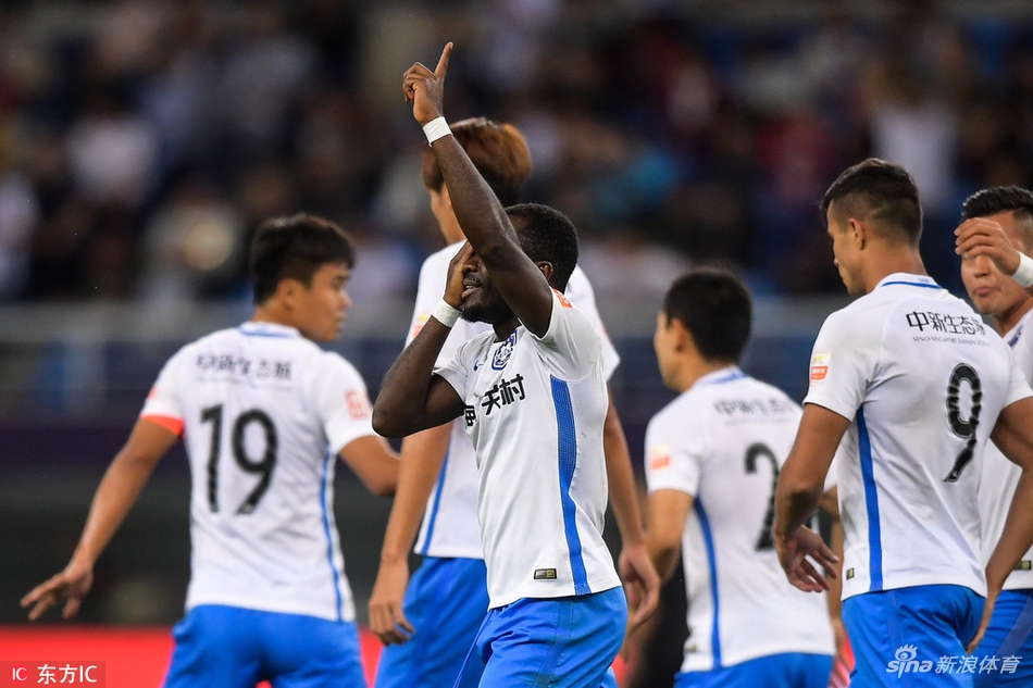 阿奇姆彭捂眼庆祝