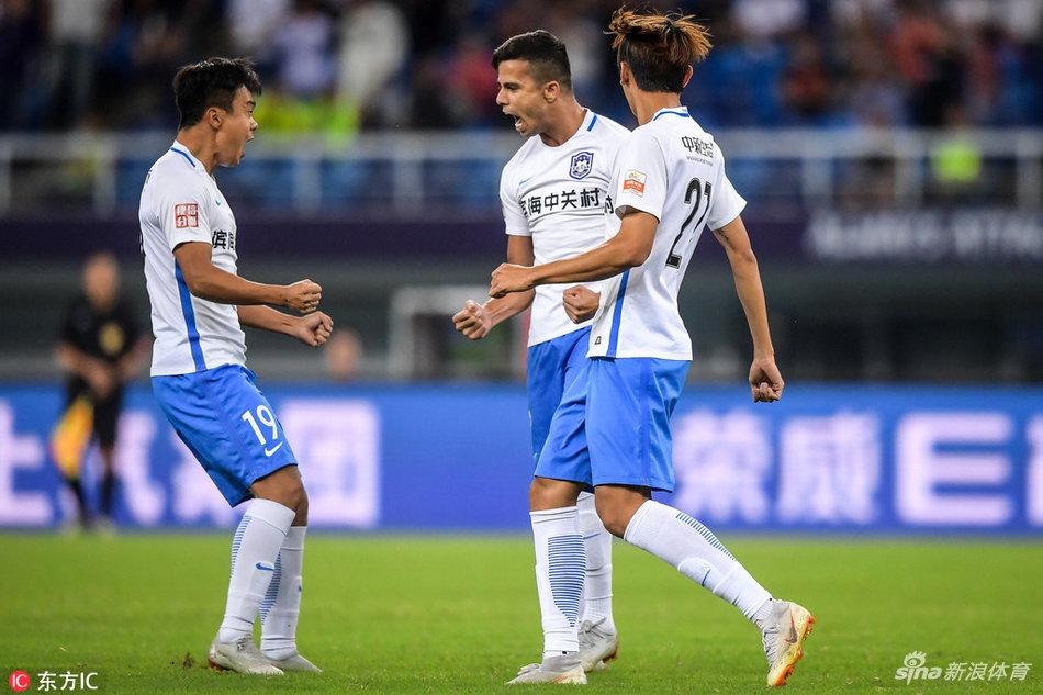 队友祝贺乔纳森