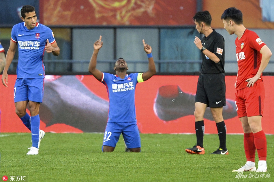 小摩托指天庆祝