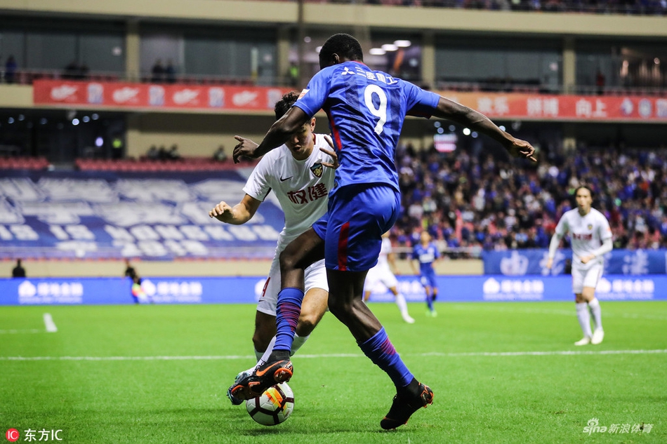 登巴巴单挑后卫