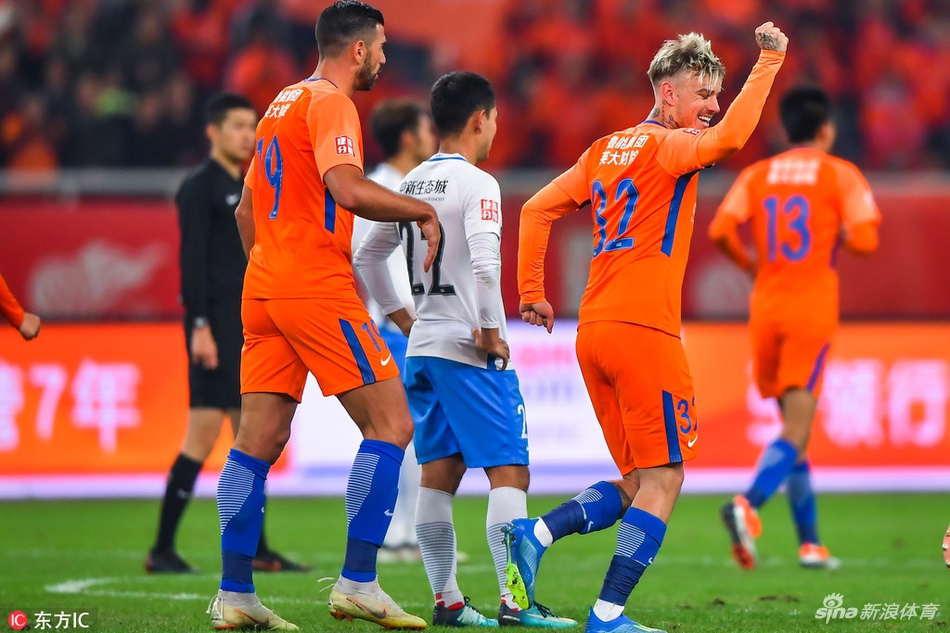 格德斯挥拳庆祝